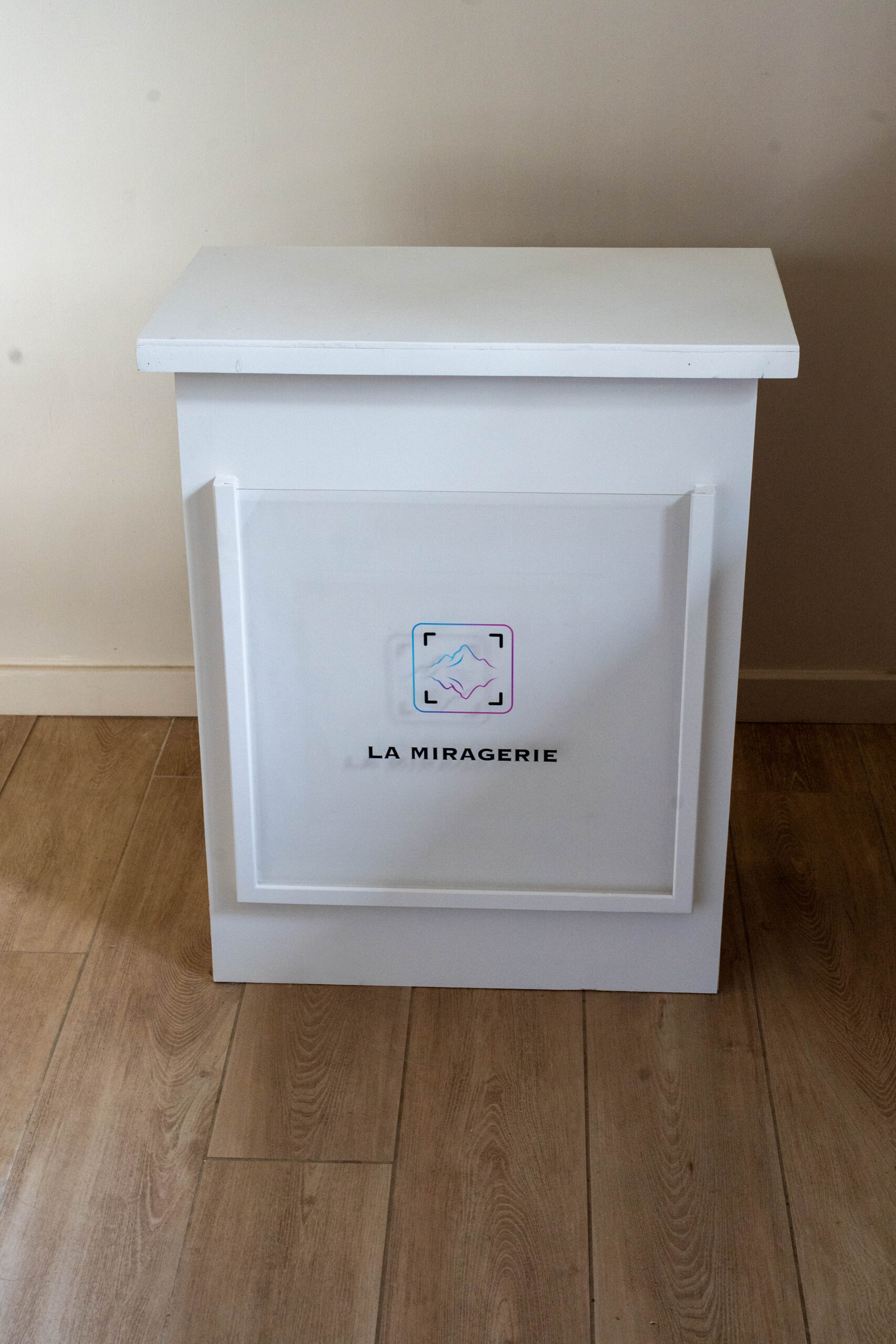 Commode présentoire personnalisable avec message ou logo